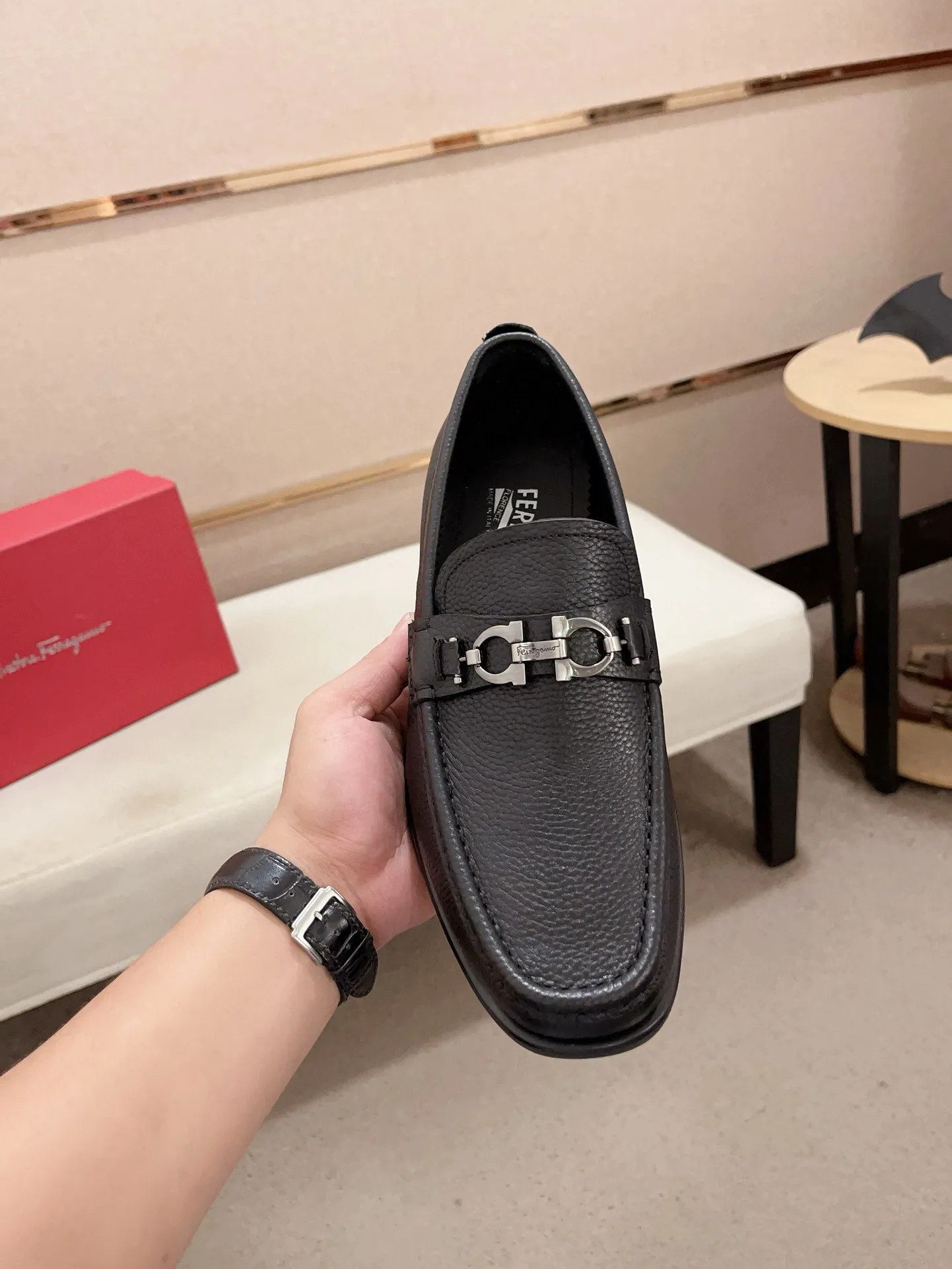Men's shoes💰: 560💰 High version Ferragamo quality! 🆕🆕Exclusive hot-selling products in stock🔥🔥New products on the shelves, high-quality shoes, high-end driving shoes, with complete packaging! 💪 💪 Material: imported patented cowhide 🐂 + imported high-quality water-dyed cowhide lining + wear-resistant outsole 👍🏻👍🏻 Features: high-end and comfortable, purely handmade 🚀 🚀 Create the perfect shoes that suit you best 🔥 🔥 Size: (38-44) Can be customized 45 non-returnable!